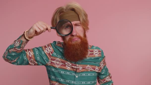 Forscher Forscher Wissenschaftler Hippie Mann Mit Lupe Der Nähe Gesicht — Stockvideo