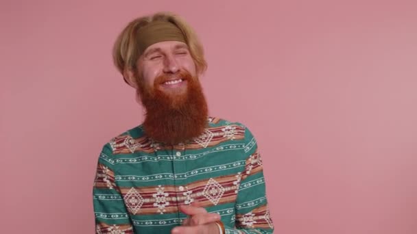 Homem Hippie Alegre Camisa Padrão Rindo Voz Alta Depois Ouvir — Vídeo de Stock