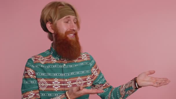 Hippie Ruiva Barbudo Homem Camisa Padrão Mostrando Polegares Para Cima — Vídeo de Stock