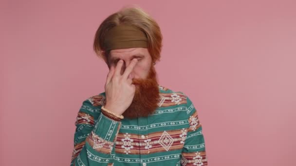 Jag Tittar Dig Hipster Man Mönster Skjorta Pekar Hans Ögon — Stockvideo