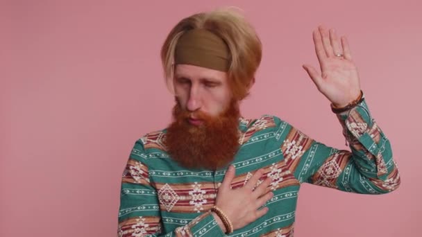 Swear Honest Sincere Responsible Hippie Redhead Bearded Man Raising Hand — Stock Video