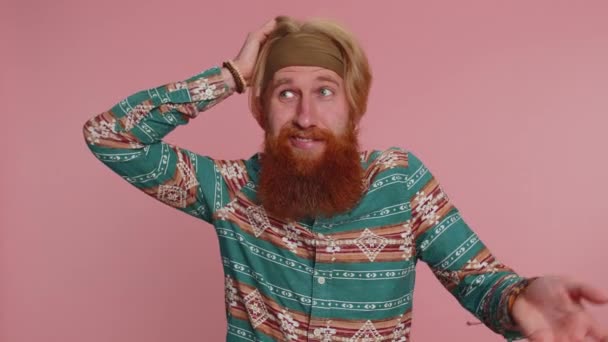 Qué Decir Hombre Hippie Confundido Sintiéndose Avergonzado Por Pregunta Ambigua — Vídeos de Stock