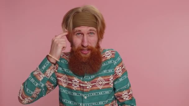 Bent Gek Krankzinnig Hippie Roodharige Man Met Baard Patroon Shirt — Stockvideo