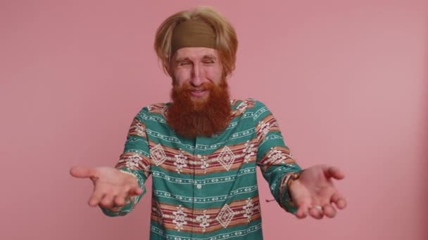 Hayal Kırıklığına Uğramış Kızıl Sakallı Hippi Adam Haksız Şeyler Yüzünden — Stok video