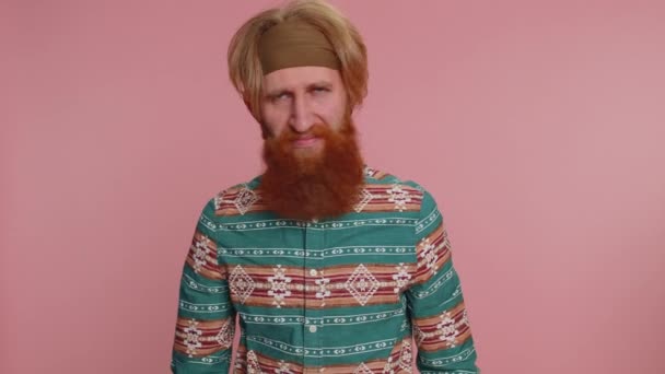 Ofendido Hippie Ruiva Barbudo Homem Camisa Padrão Ter Mal Entendido — Vídeo de Stock