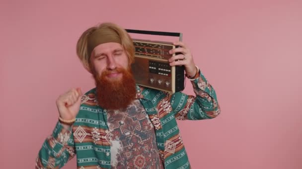 Hippie Rödhårig Man Använder Retro Band Skivspelare För Att Lyssna — Stockvideo