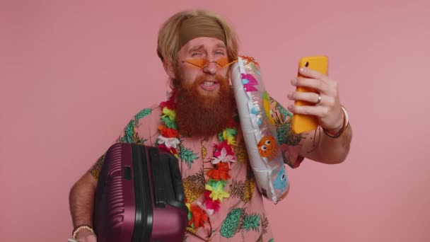Yüzme Yüzüğü Bavulu Olan Abone Kaydı Olan Akıllı Telefondan Selfie — Stok video