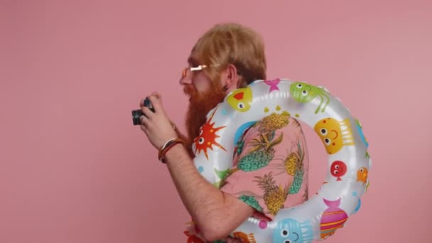 Szczęśliwy Hipster Brodaty Człowiek Fotograf Turystyczny Okularach Przeciwsłonecznych Robienie Zdjęć — Wideo stockowe