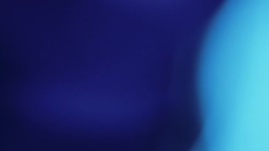 Işık sızıntısı 4K görüntüsü. Lens parlaklığı bokeh örtüleri, yanan alev arka planı. Görüntülerinizi birleştirmek, videoyu biçimlendirmek, dönüşümleri sağlamak için. Odaklanmış lamba flaş ışını etkisi. Işık titreşimleri ve ışıltı