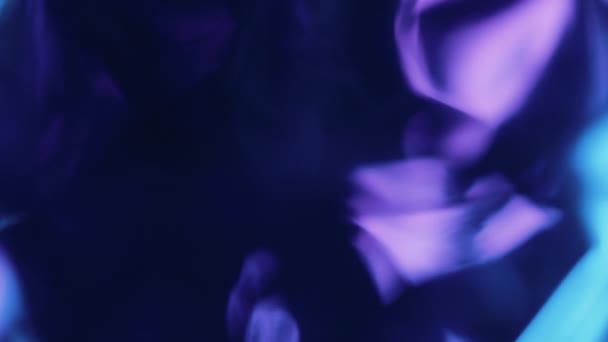 Çok Renkli Işık Siyah Arkaplanda Görüntü Sızdırıyor Stüdyoda Gaz Sızıntısı — Stok video