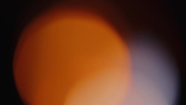 彩色光在黑色背景上泄露了4K个镜头 Lens工作室的照明弹爆裂覆盖 自然光照明灯的防爆效果 用于合成你的视频 风格化视频 — 图库视频影像