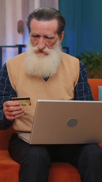 Barbuto Vecchio Utilizzando Carta Credito Computer Portatile Durante Trasferimento Denaro — Foto Stock