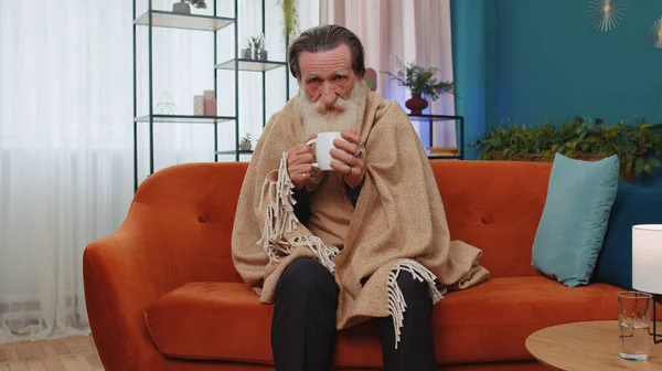 Sick Senior Grandfather Man Wrapped Plaid Shivering Cold Sofa Drinking — Stock Photo, Image