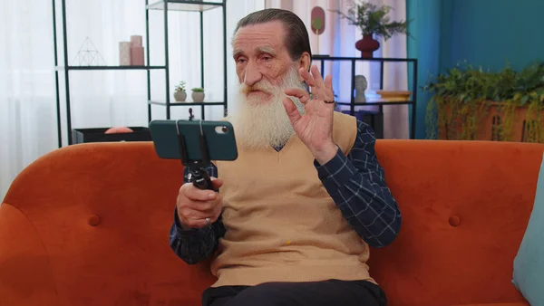 Senior Starý Dědeček Blogger Brát Selfie Smartphone Stativ Komunikovat Nahrávat — Stock fotografie