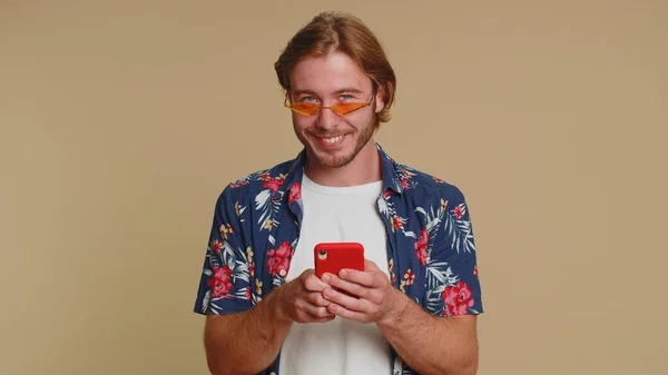 Όμορφος Νεαρός Τουρίστας Χρησιμοποιώντας Smartphone Πληκτρολογώντας Νέα Θέση Στο Διαδίκτυο — Φωτογραφία Αρχείου