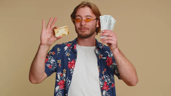 Ευτυχής Τουρίστας Δείχνει Πλαστικό Πιστωτική Κάρτα Διαφήμιση Μεταφορά Χρημάτων Χωρίς — Φωτογραφία Αρχείου
