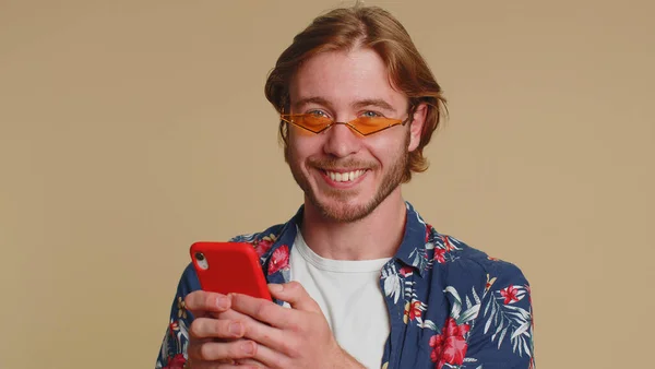 Όμορφος Νεαρός Τουρίστας Χρησιμοποιώντας Smartphone Πληκτρολογώντας Νέα Θέση Στο Διαδίκτυο — Φωτογραφία Αρχείου