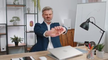 Ofis işyerindeki olgun iş adamı, dizüstü bilgisayarla çalışmaya başla. Profesyonel borsacı. Orta yaşlı adam not defterini açıyor. Mesaj gönderiyor, internetten film izliyor.
