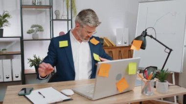 Ofiste dizüstü bilgisayarda bir sürü çıkartma ile çalışan yorgun ve olgun bir iş adamı. Serbest çalışan yaşlı adam yoğun bir işte çalışıyor. Can sıkıntısı çok fazla çalışıyor. Panik atak, son teslim tarihi