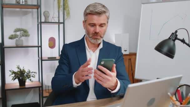 Ältere Geschäftsleute Anzug Nutzen Smartphone Tippen Browsing Verliert Immer Überraschende — Stockvideo