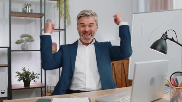 Боже Мой Вау Счастливый Изумленный Зрелый Бизнесмен Работающий Ноутбуке Шокированный — стоковое видео