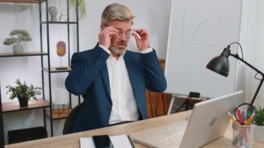 Kötü adam iyi fikir. Sinsi, kurnaz, olgun, serbest çalışan iş adamı dizüstü bilgisayar komplosu kuruyor, kurnaz plan üzerinde düşünüyor, intikam üzerine kafa yoruyor ya da iş yerindeki eşek şakası hilesi oyununu oynuyor.