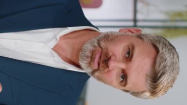 İç işleri masasında çalışan iş adamının POV video ekranı görüntüsü. Çalışanla, patronla, meslektaşla internet üzerinden iletişim kurma görüntüsü. Olgun erkek bağımsız destek servisleri kameraya bakıyor