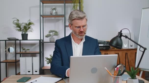 Modne Gamle Forretningsmand Programmør Softwareudvikler Arbejder Laptop Kontoret Med Angst – Stock-video