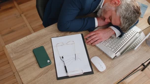 疲惫困倦的成熟的老商人程序员软件开发人员穿着正式的套装 在办公室桌上的笔记本电脑上做完日常工作后睡着了 疲惫不堪的自由职业者 工作狂 工作过度 — 图库视频影像