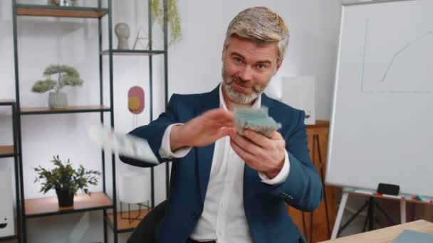 Joyeux Riche Homme Affaires Mature Travaillant Sur Ordinateur Portable Gaspiller — Video