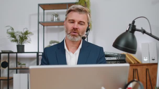 Volwassen Zakenman Die Werkt Laptop Met Een Headset Freelance Werknemer — Stockvideo