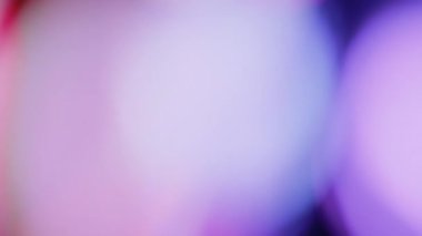 Çok renkli ışık siyah arkaplanda 4K görüntü sızdırıyor. Stüdyoda gaz sızıntısı var. Doğal aydınlatma ışınları bokeh etkisi. Çekimlerinizi birleştirmek, videoyu biçimlendirmek, geçişlerinizi