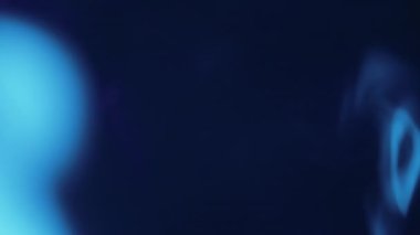 Çok renkli ışık siyah arkaplanda 4K görüntü sızdırıyor. Stüdyoda gaz sızıntısı var. Doğal aydınlatma ışınları bokeh etkisi. Çekimlerinizi birleştirmek, videoyu biçimlendirmek, geçişlerinizi