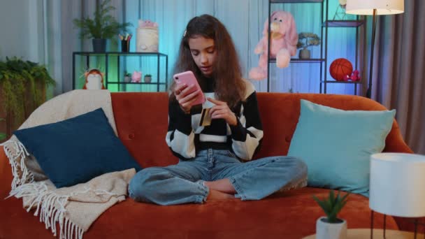 Menina Pré Adolescente Usando Cartão Crédito Bancário Smartphone Durante Transferência — Vídeo de Stock