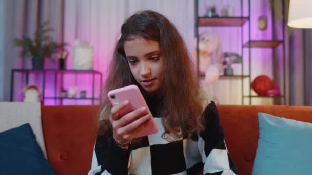 세상에 초반의 흥분된 소녀가 스마트폰 문자를 이용하여 에서의 승리를 축하하는 — 비디오