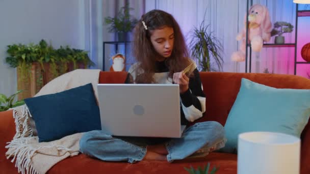 소녀가 카드와 노트북 컴퓨터를 사용하여 송금하고 온라인 쇼핑을 집에서 음식을 — 비디오