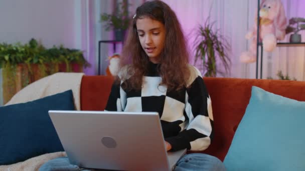 Preteen Menina Senta Sofá Fechando Laptop Depois Terminar Trabalho Sala — Vídeo de Stock