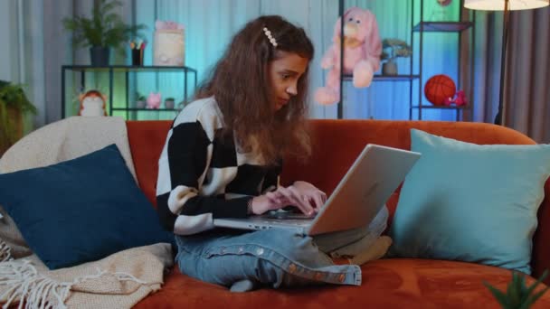 Боже Мой Здивована Дівчина Користується Ноутбуком Отримує Хороші Новини Шокований — стокове відео
