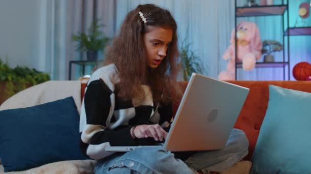 Portrét Bělošské Dívky Před Pubertou Používat Notebook Psaní Procházení Práce — Stock video