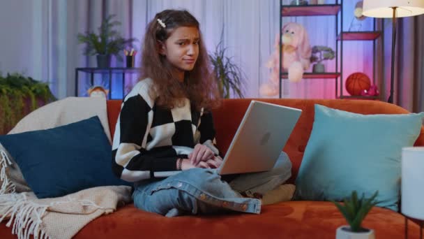 Retrato Menina Pré Adolescente Caucasiano Usar Laptop Digitação Navegação Trabalhando — Vídeo de Stock