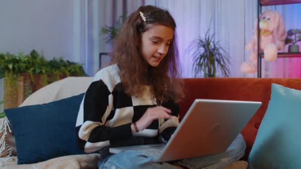 Chica Preadolescente Sentada Sofá Mirando Cámara Haciendo Una Videollamada Con — Vídeos de Stock