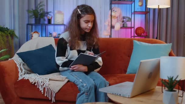 Jonge Tiener Meisje Student Freelancer Studie Met Boek Thuis Laptop — Stockvideo