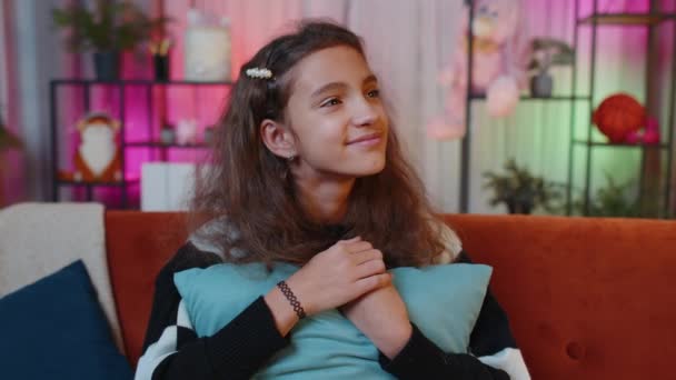 Szczęśliwy Spokój Młody Nastolatek Dziewczyna Dziecko Lat Uśmiechnięty Przyjazny Zadowolony — Wideo stockowe