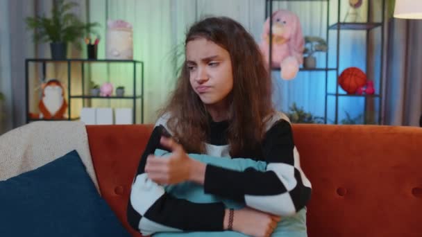 Smutná Osamělá Dospívající Dívka Doma Vypadá Zamyšleně Nad Životními Obavami — Stock video