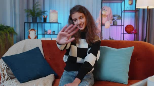 Fiatal Boldog Tizenéves Lány Gyermek Gyerek Éves Mosolygós Barátságos Kamera — Stock videók
