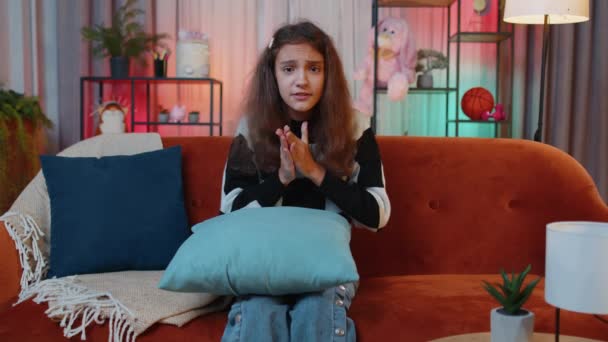 소녀가 소리치고 성공을 축하하고 승리를 축하하고 목표를 달성하고 소식을 선포하고 — 비디오