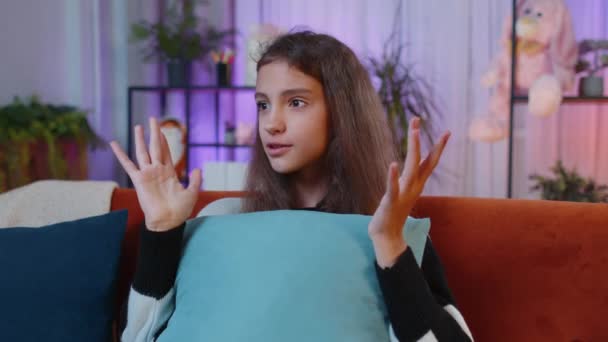 Herregud Wow Ung Flicka Barn Unge Överraskade Tittar Kameran Med — Stockvideo
