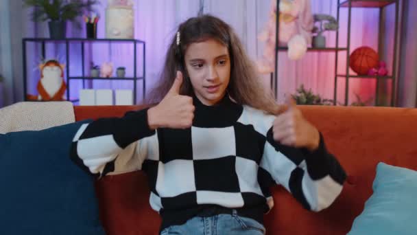 Gibi Mutlu Ergenlik Çağındaki Genç Kız Kameraya Onaylayıcı Bir Şekilde — Stok video