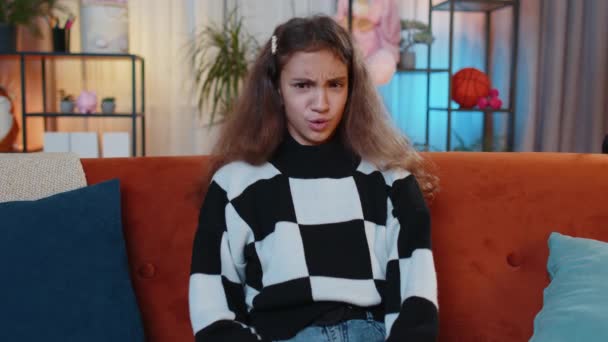 Tidak Suka Gadis Marah Menunjukkan Gerakan Tanda Jempol Bawah Mengekspresikan — Stok Video