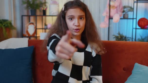 Hei Kau Potret Gadis Praremaja Kaukasia Tersenyum Gembira Dan Menunjuk — Stok Video